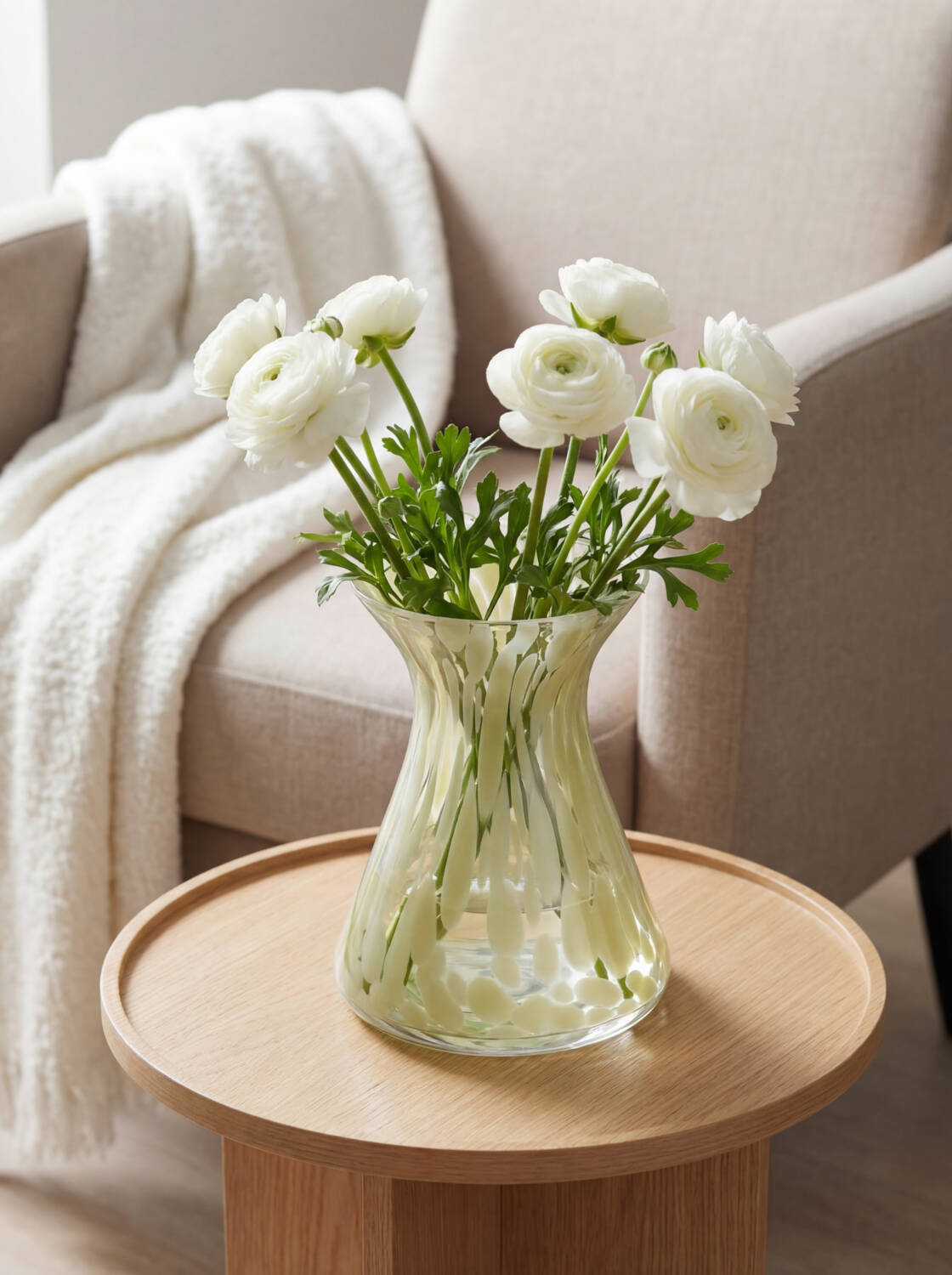 Leonardo Vase 16cm GIA in Farbe buttergelb, Blumen, Vase, Weiße Blumen, Rundtisch, Wohnzimmerdeko