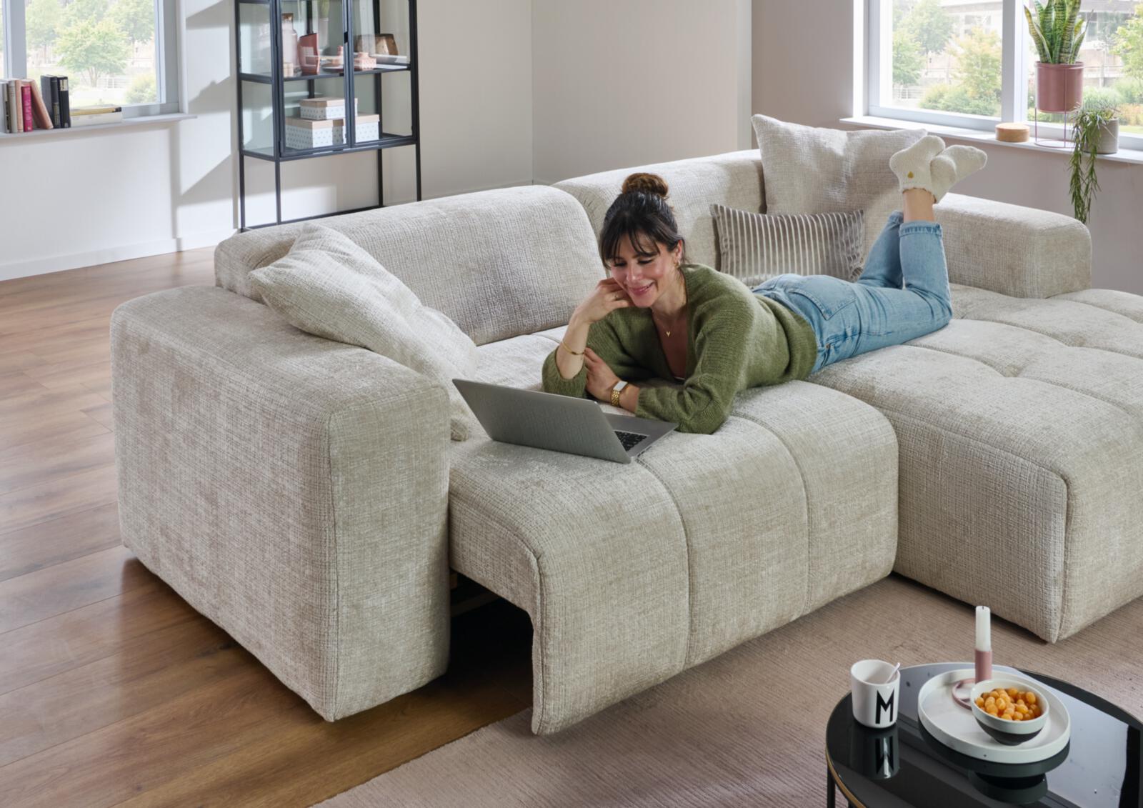 Rundecke LUMA in Cremona beige, Sofa, Sofa-Landschaft, Wohnzimmer, Teppich, Laptop