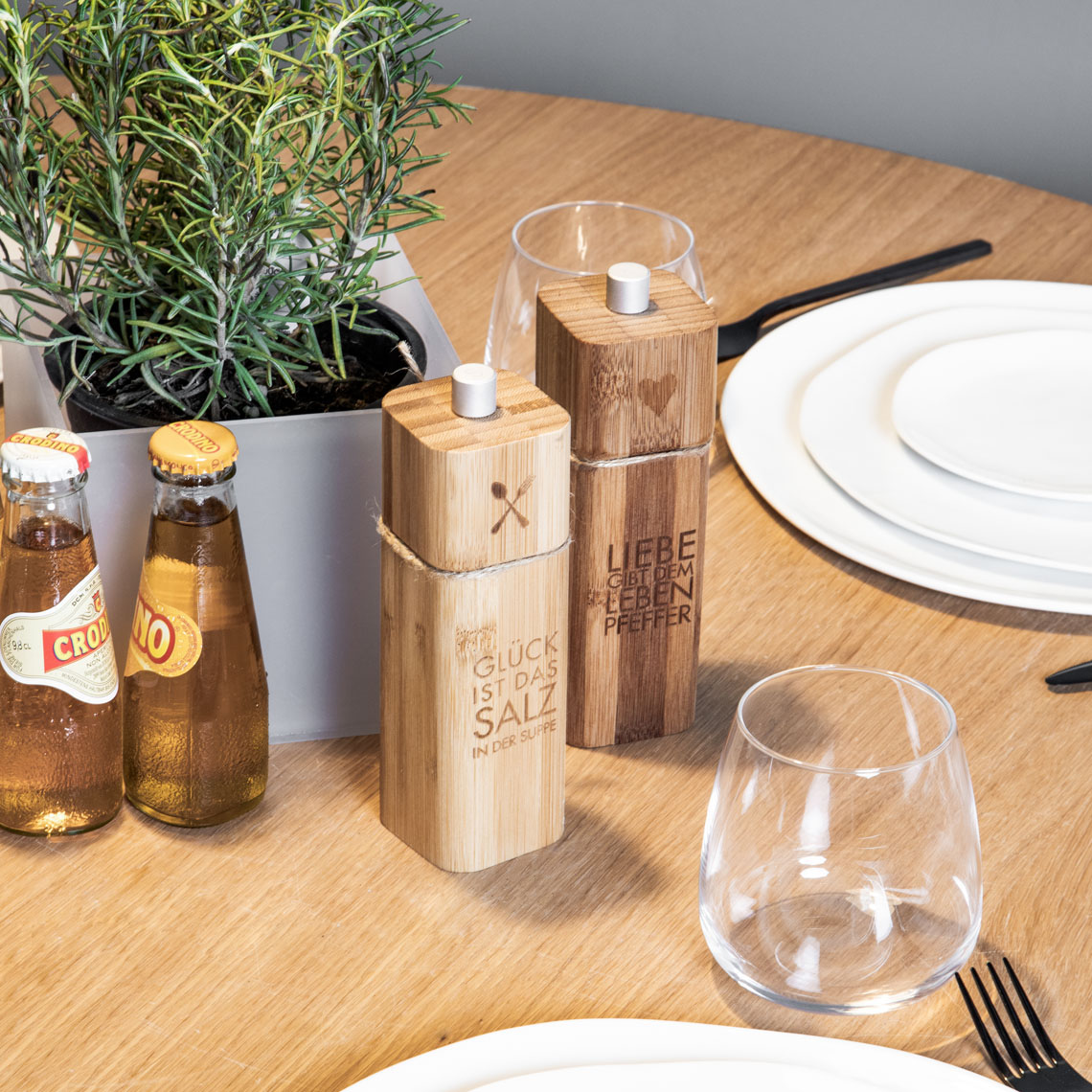Salzmühle Glück ist das Salz in der Suppe, Holzsalz- & Pfefferstreuer, Salz- Pfefferstreuer, Holzwürfel, Küchenzubehör, Holzverschlüsse