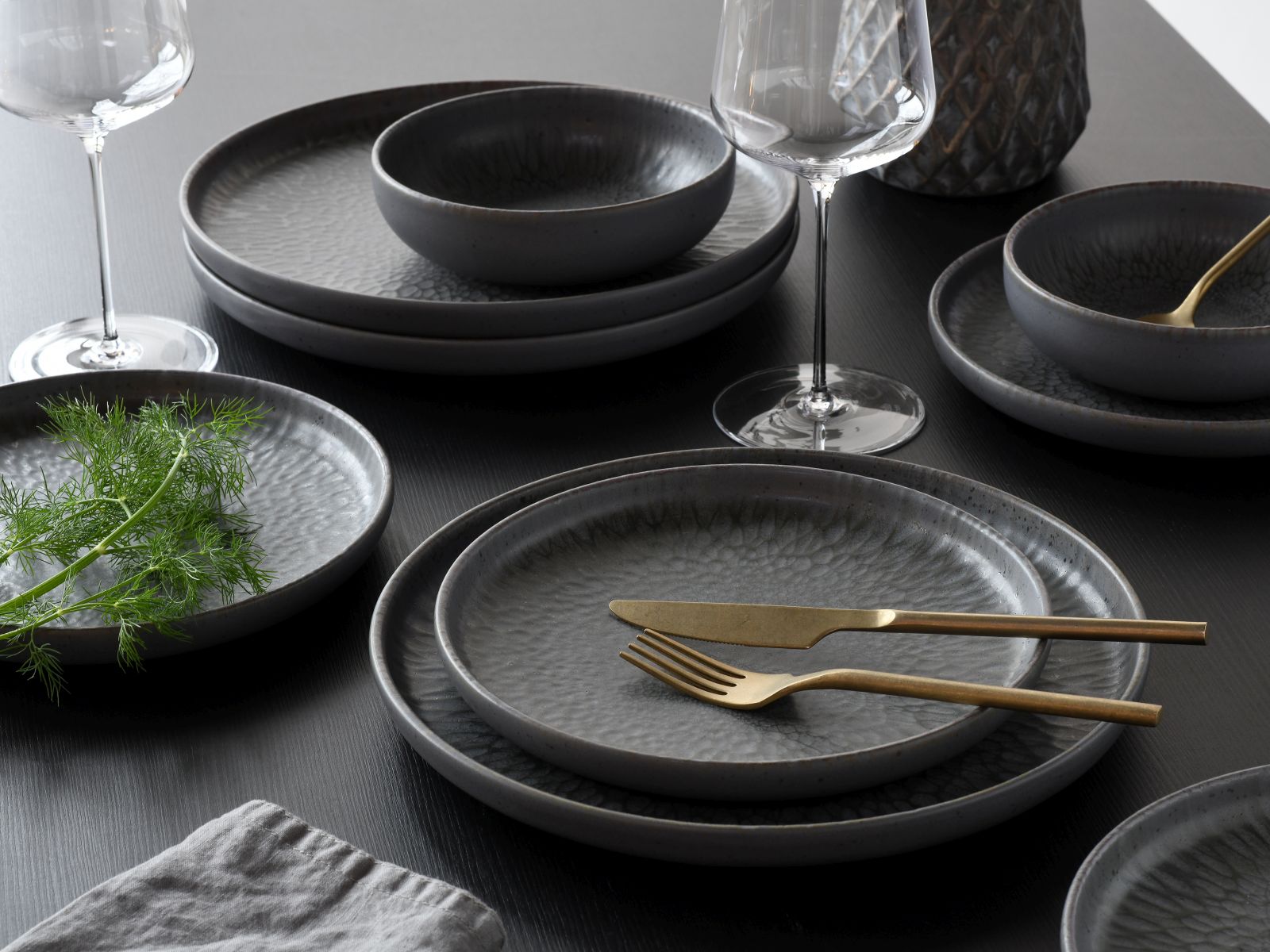 CreaTable Speiseteller Uno in Farbe Volcano Dark seidenmatt, Essen, Präsentation des Essens, Teller, Besteck, Gabel
