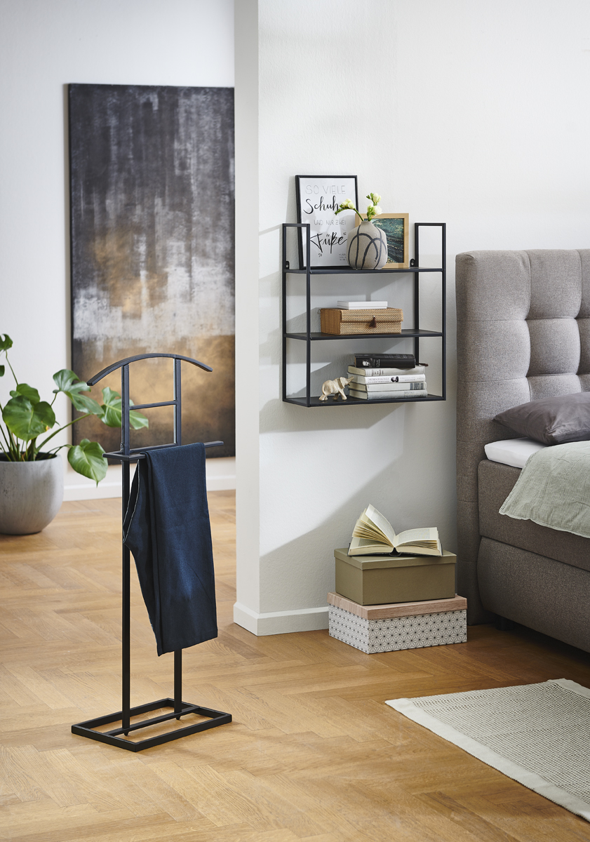 Herrendiener in Schwarz, Hakenständer, Kleiderständer, Hose, Wohnzimmer, Regal