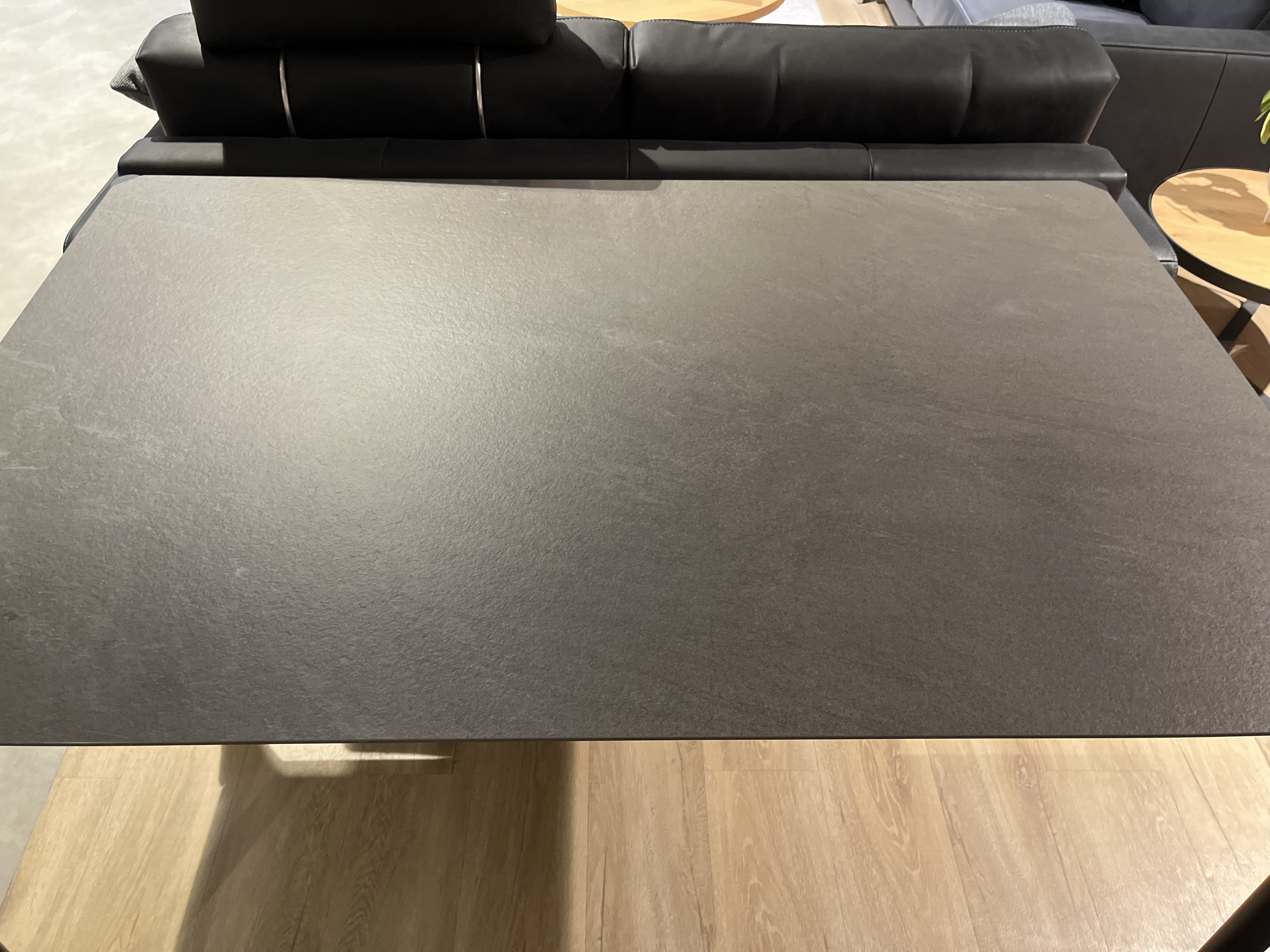 Esstisch ca. 140 x 90 cm in Platte Keramik pazifikgrau, Tisch, Tablettop, dunkel, Holz, Sofa in der Nähe