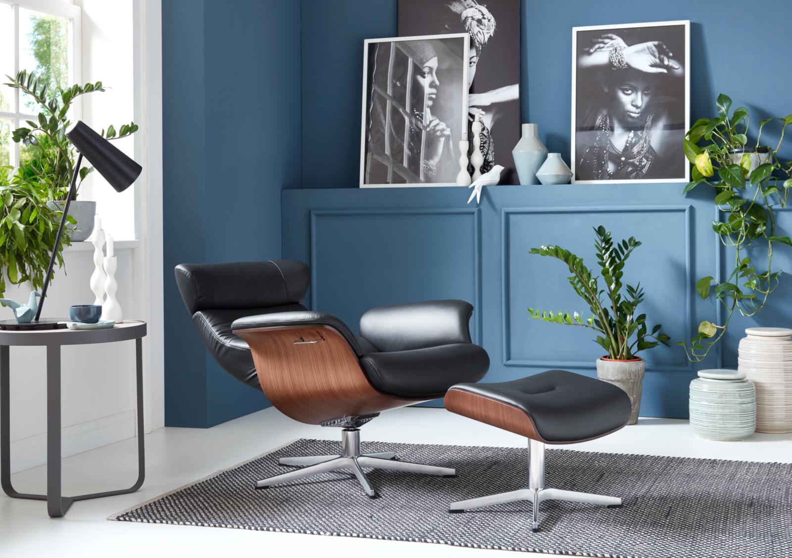 Sessel mit Hocker TIMEOUT in Schwarz Conform Sessel mit Hocker TIMEOUT in Leder Fantasy Black/Sitzschale Walnuß