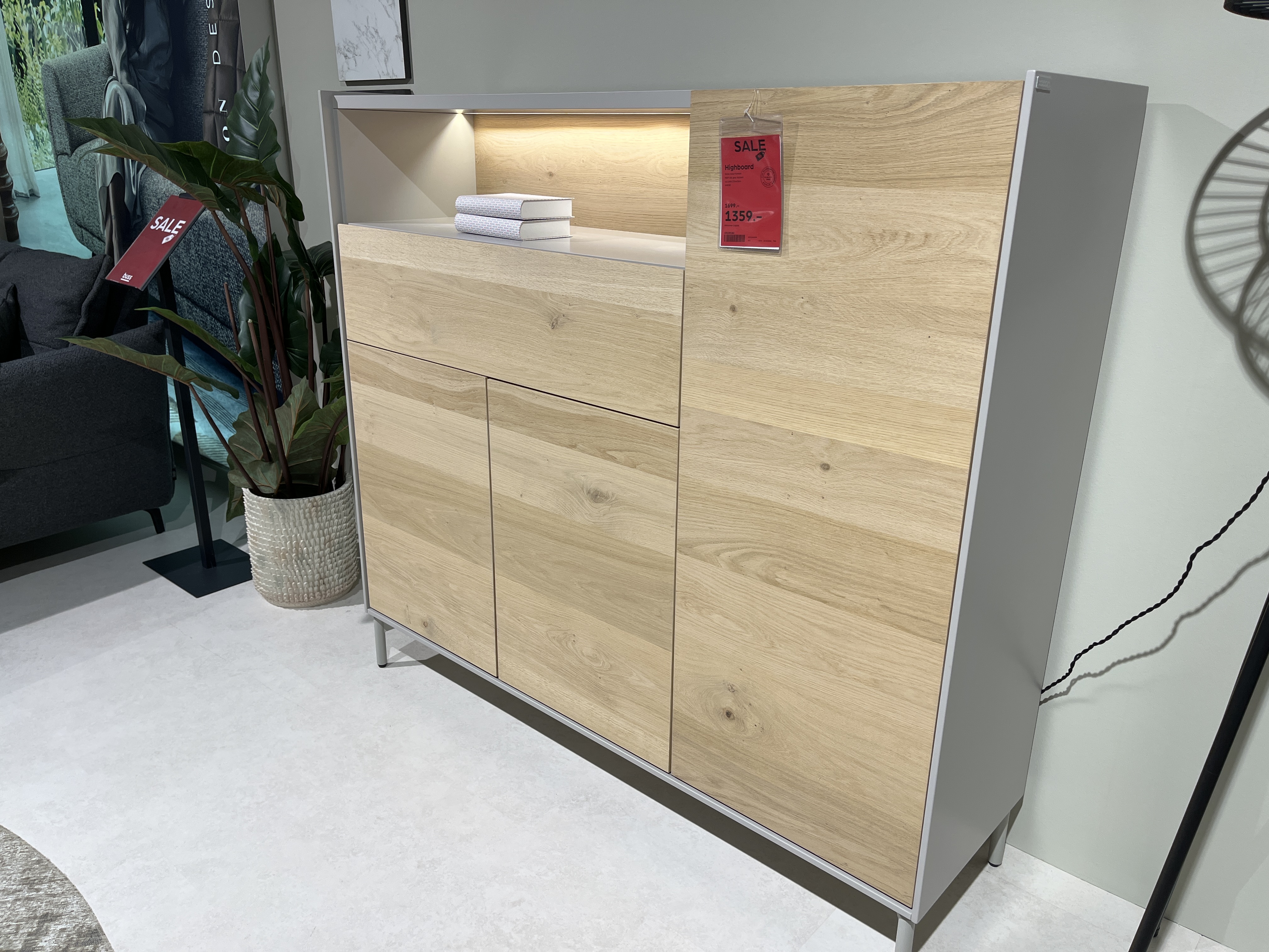 XOOON Highboard NIORA ca. B148 H135 T42 cm in Eiche natur furniert, Highboard, Eicheoptik, Holzdekor, Grau, Beleuchtetes Fach