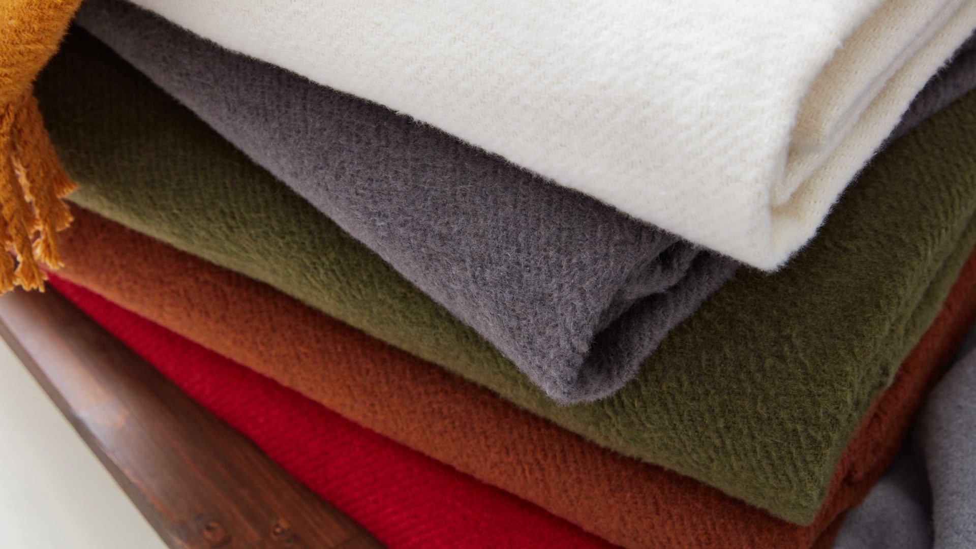 Interliving Wohndecke IL-9109 ca. 150x200cm in Farbe red, Kuscheldecke, Wolle, Farbengruppen, Stapel, Textur