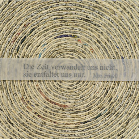 Flechtkarte Die Zeit verwandelt uns nicht., spiral, gewickelt, Seil, Jute, Textur