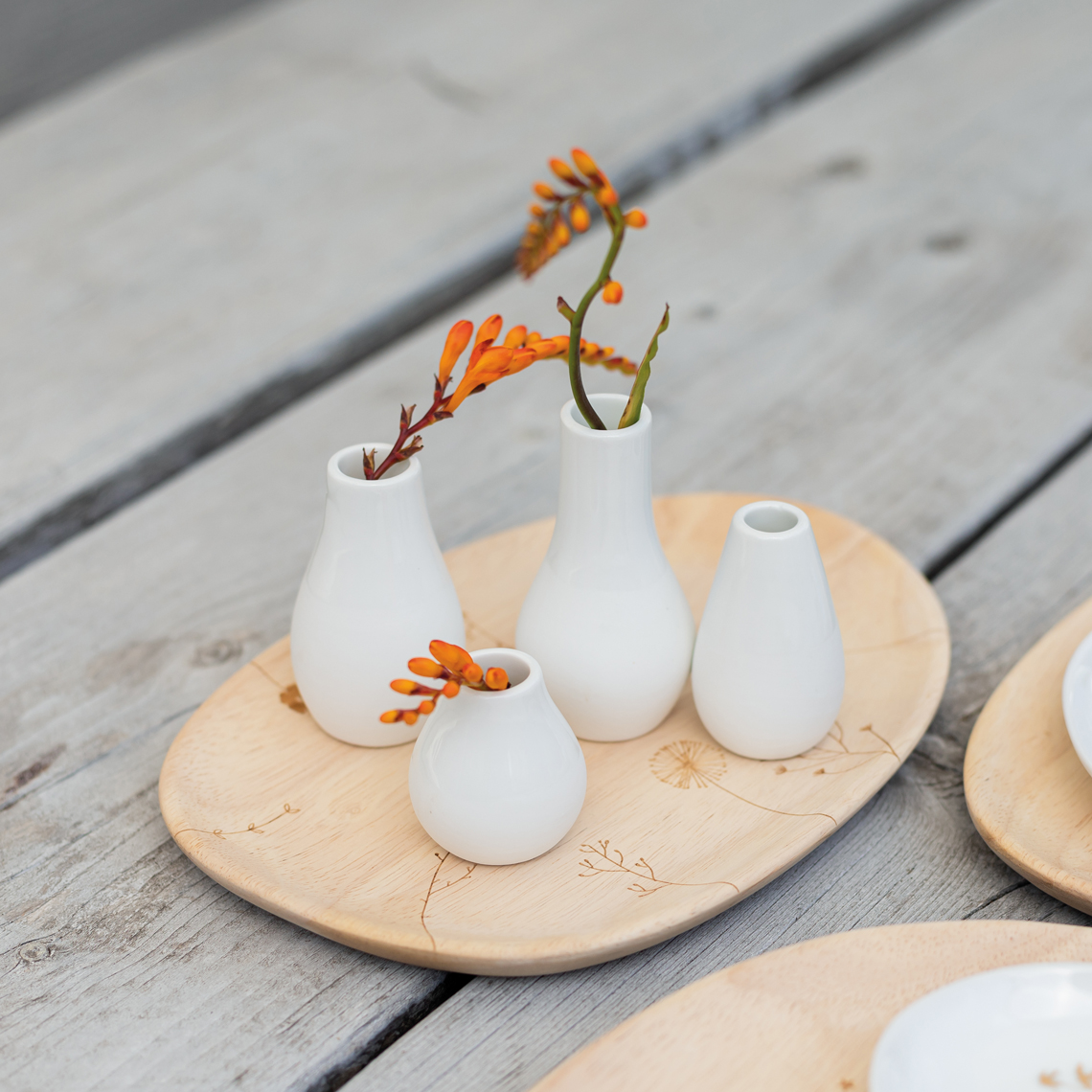 Minivasen Set in Farbe weiß, Vasen-Set, Keramik, weiße Vasen, Blumenarrangement, Holzuntersetzer