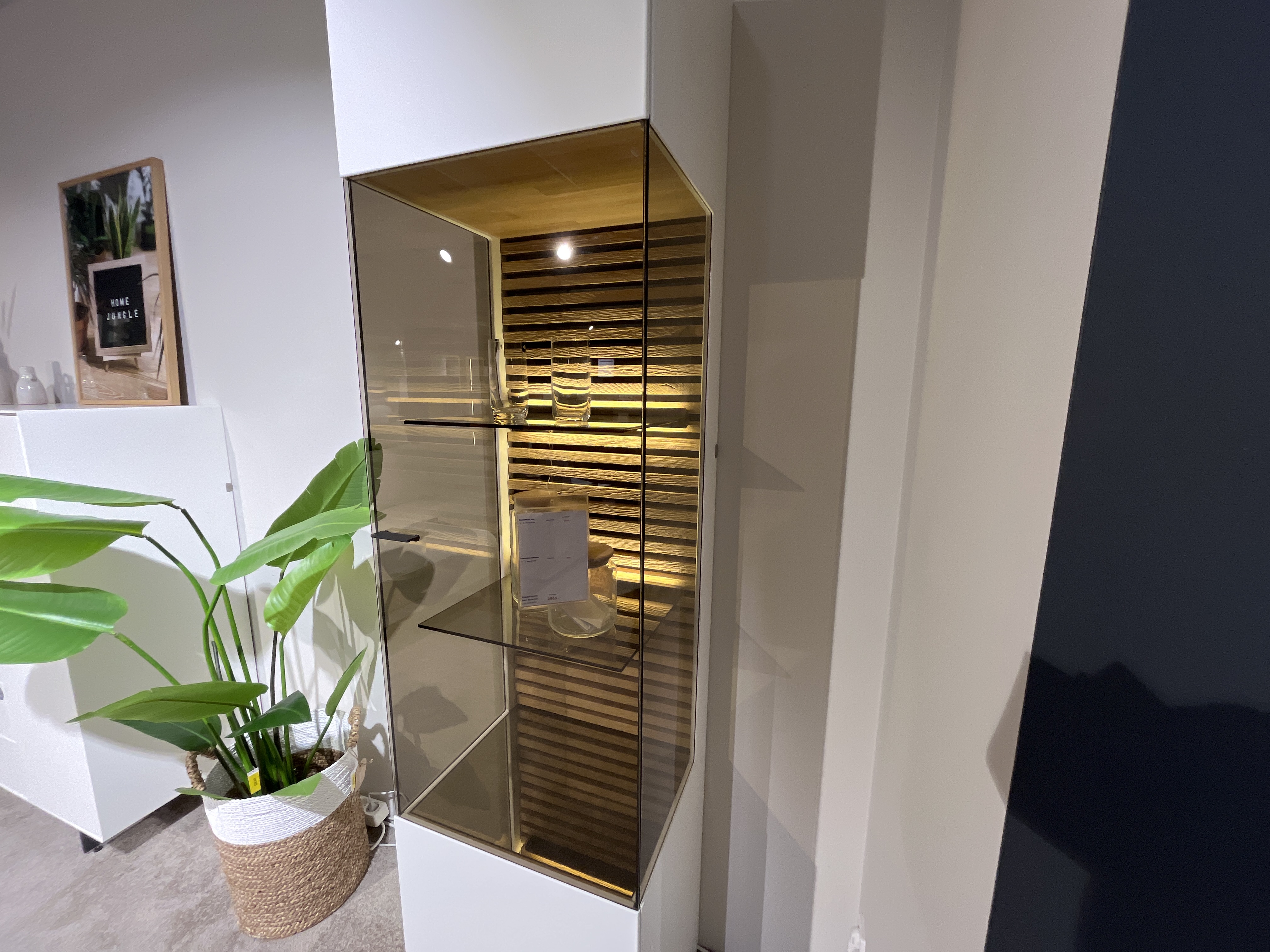 SCHÖNER WOHNEN-Kollektion Vitrine rechts YONNA ca. B48 H205 T44 cm in Kerneiche natur, Vitrine, Glasfront, Beleuchtung, Holzregale, Braun getönt