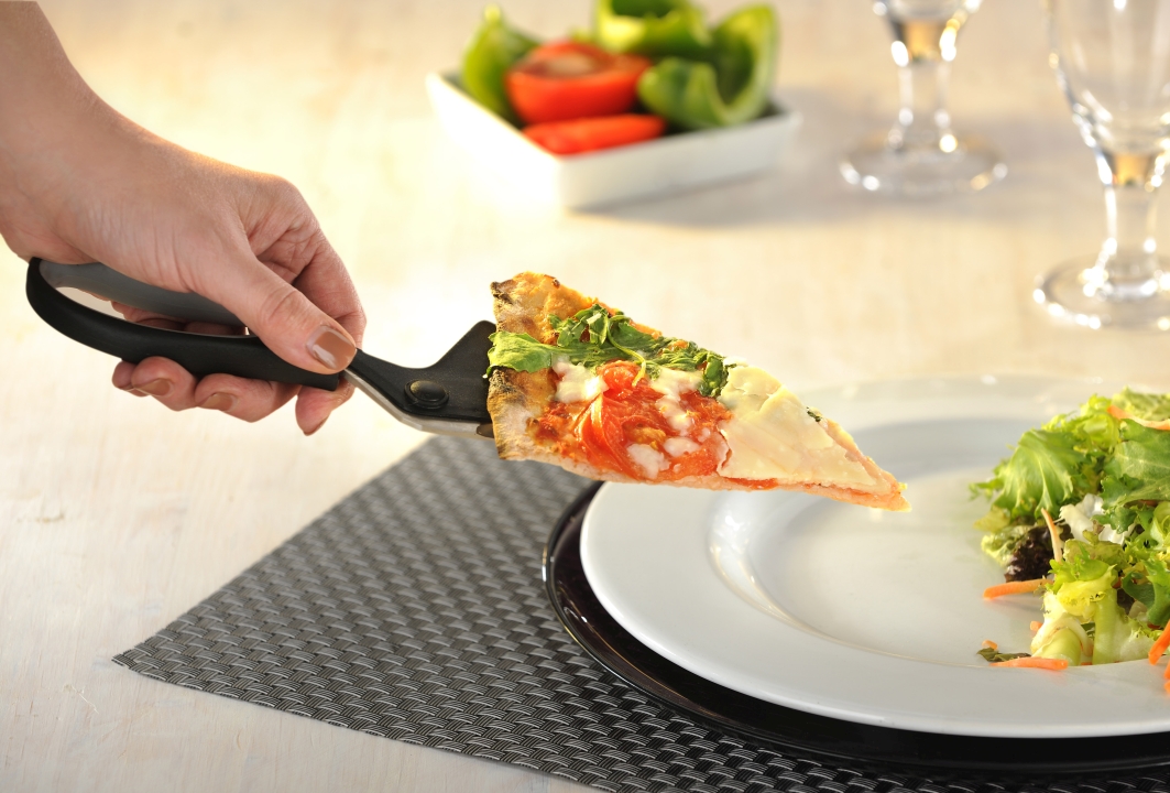 GEFU Pizzaschere PEZZO in Farbe schwarz/silber