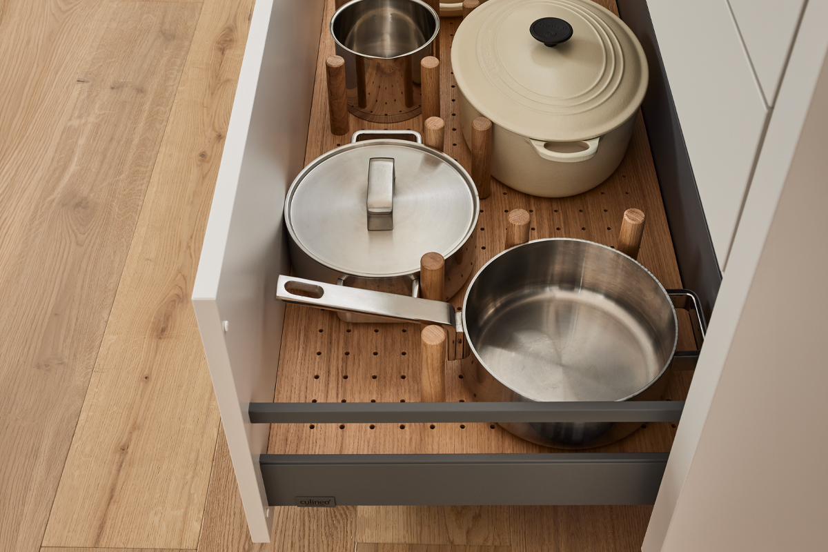 Culineo Einbauküche C945 Beige, Küche-Topfset, Pfannen, Metall, Holzboden, Aufbewahrung