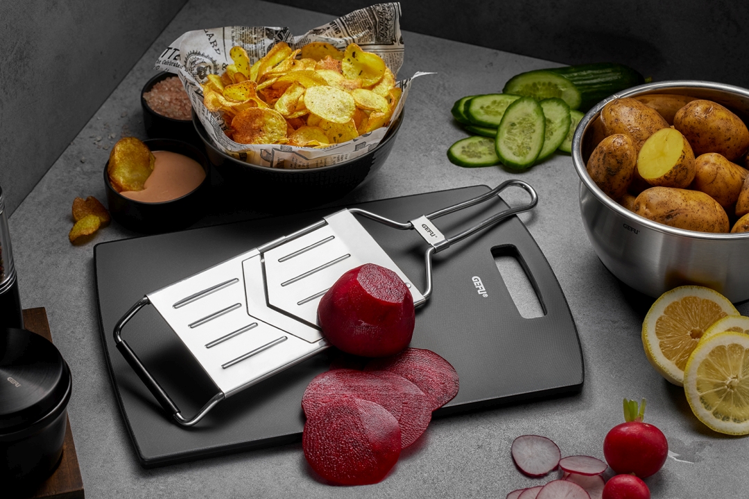 GEFU V-Hobel RASPINI in Farbe schwarz/silber, kitchen slicer, mandoline, cutting board, potato chips, beet