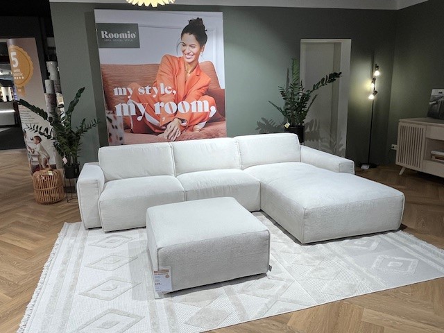 Roomio Eckkombination NO. 4100 ca. 285x189cm in Stoff Feincord weiß, wohnzimmer-sofa, sectional-sofa, hellgrau, pflanzen, teppich-muster