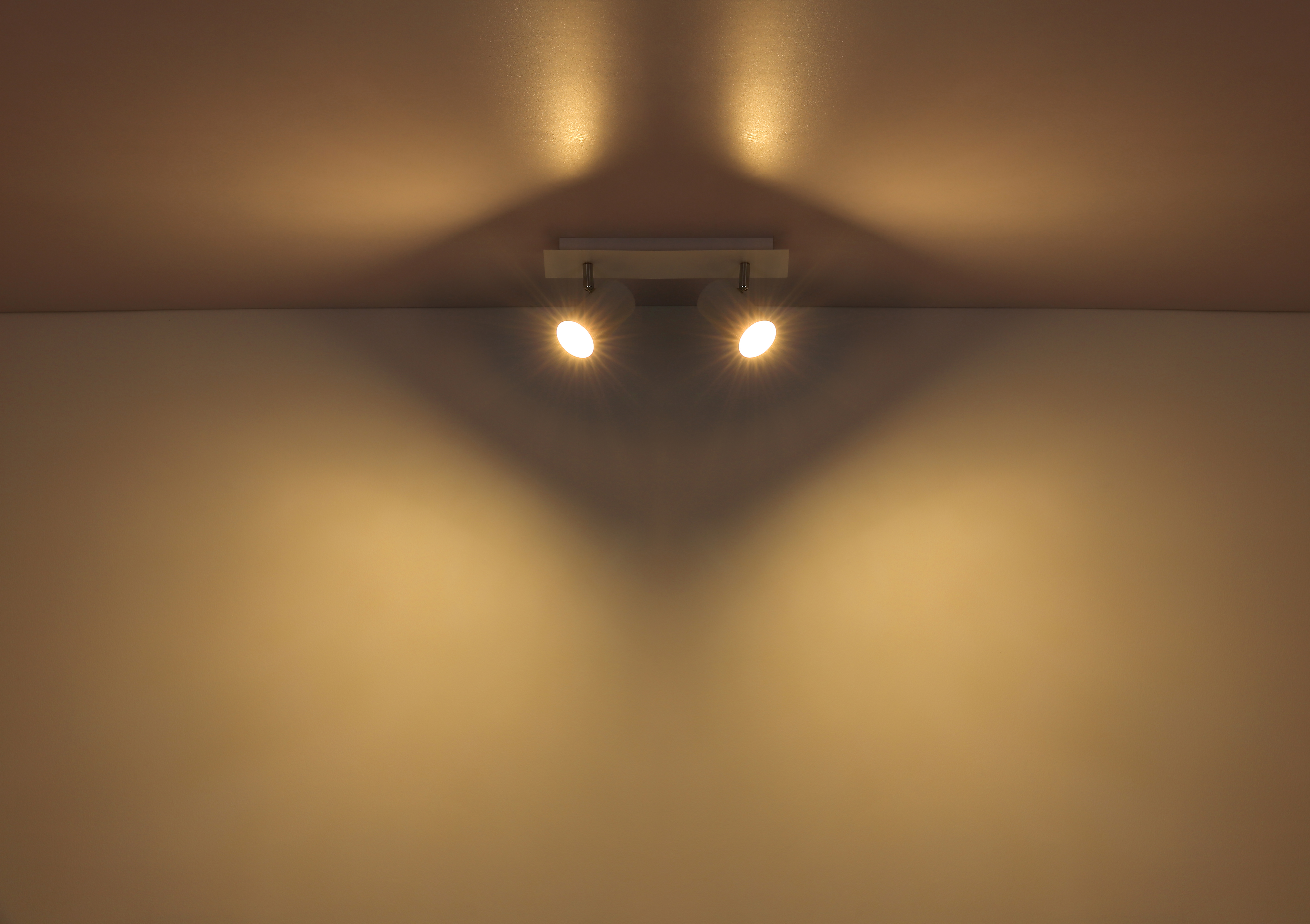 Strahler in Metall verchromt weiß Strahler in Metall verchromt weiß