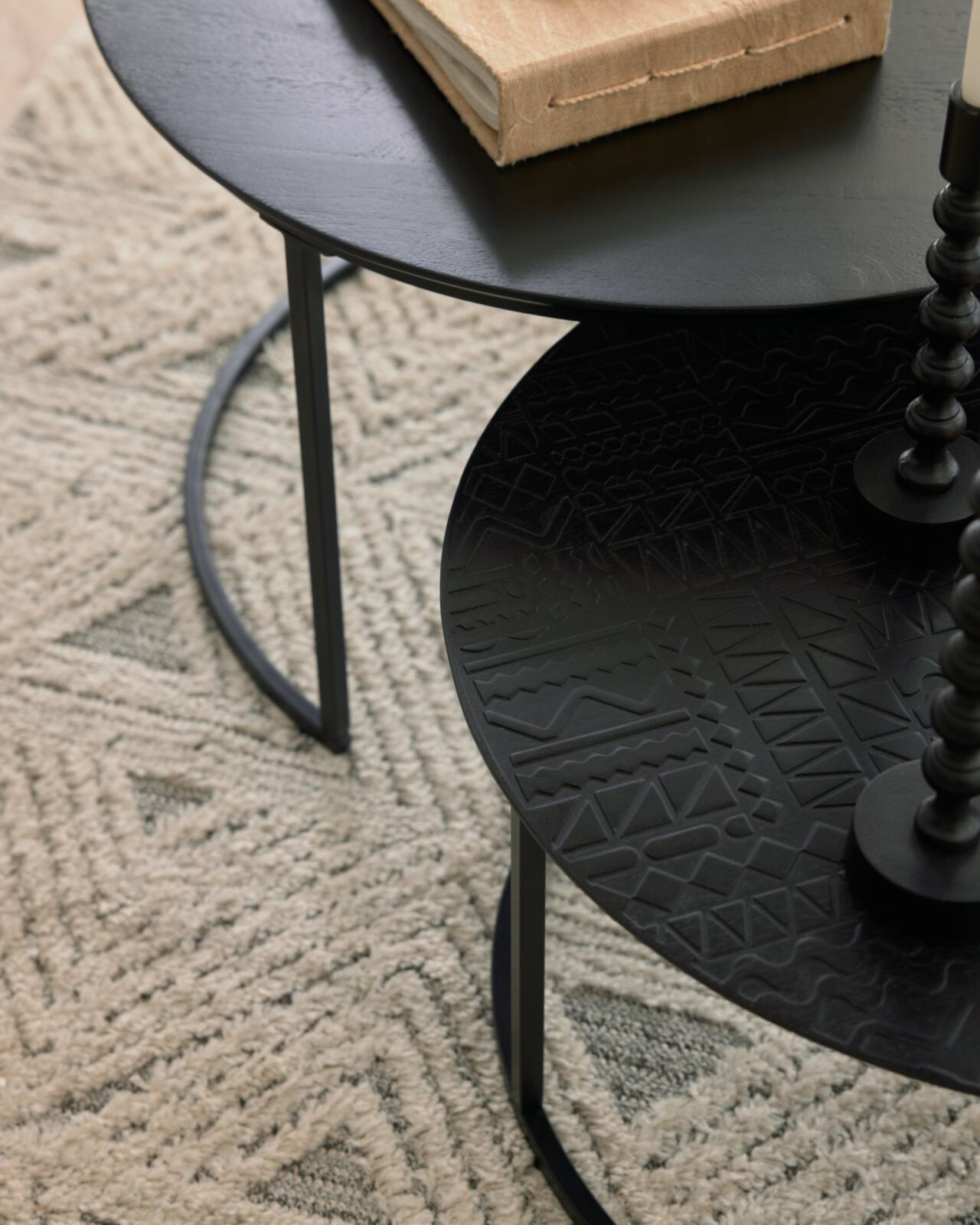 Roomio Couchtisch 2er-Set NO. 2001 in Mango massiv, schwarz gebeizt und lackiert mit Holzverzierung Roomio Couchtisch 2er-Set NO. 2001 in Mango massiv, schwarz gebeizt und lackiert mit Holzverzierung