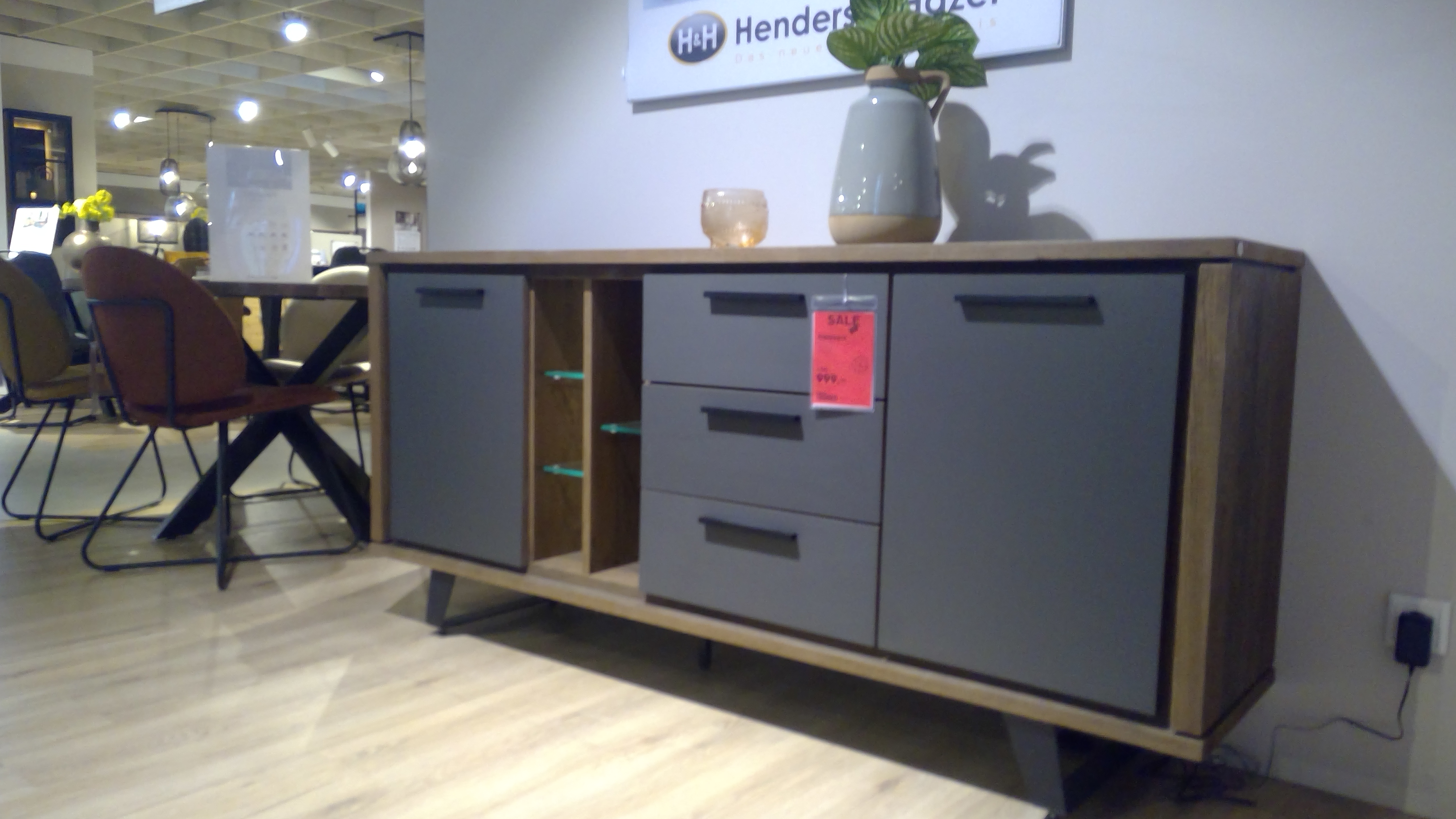 Henders & Hazel Sideboard Cubo in Burned Eiche furniert,/Front Melamin grau Henders & Hazel Sideboard Cubo in Burned Eiche furniert,/Front Melamin grau