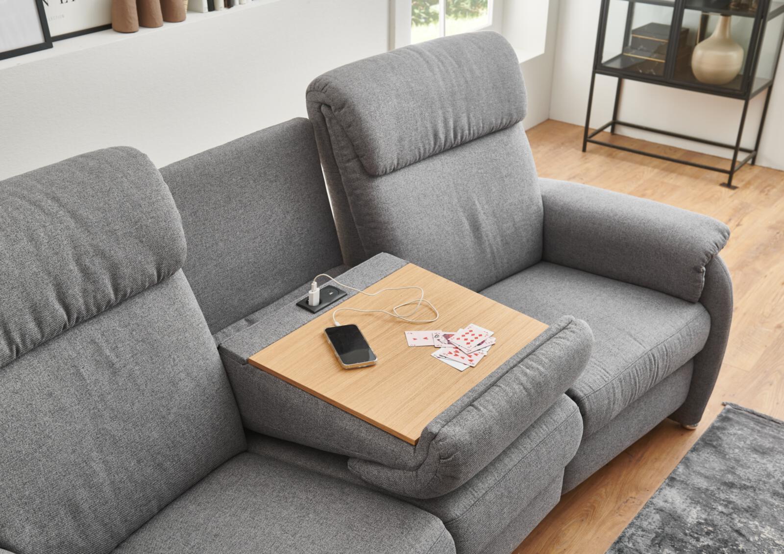 Carina Trapezsofa ALTO in Farbe Stoff Mono grey Carina Trapezsofa ALTO in Farbe Stoff Mono grey, wohnzimmer-sofa, segment-sofa, holz-tisch, handyladegerät, karten-spielkarten