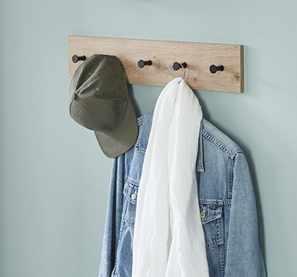 Garderobenleiste in Mehrfarbig, Hut, Cap, Jeansjacke, Schal, Kleiderhaken-Rack