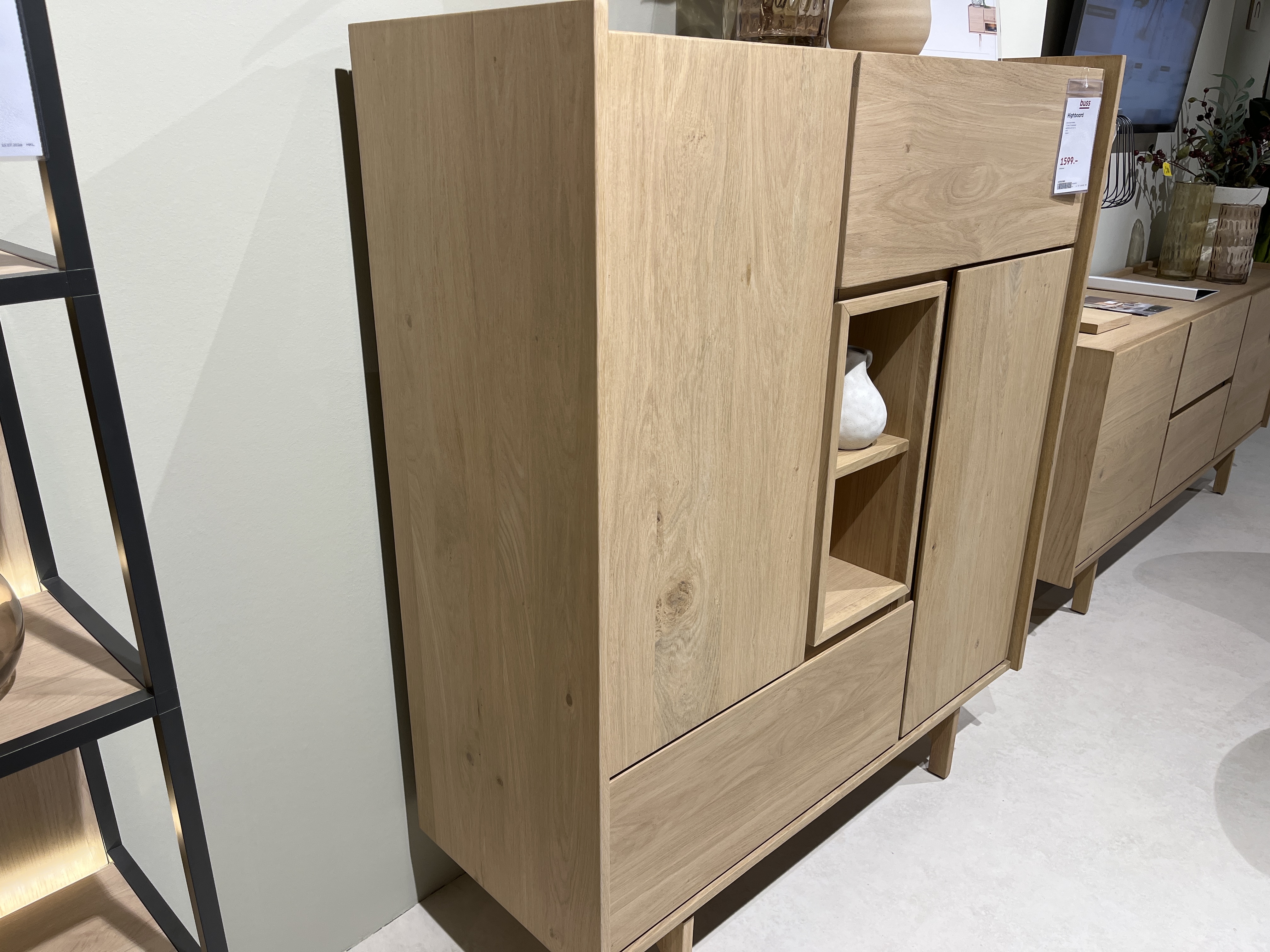 XOOON Highboard VALGARD ca. B120 H140 T45 cm in Eiche natur furniert, Wohnzimmerschrank, Eicheoptik, Holzdekor, Vitrinenfach, Schublade