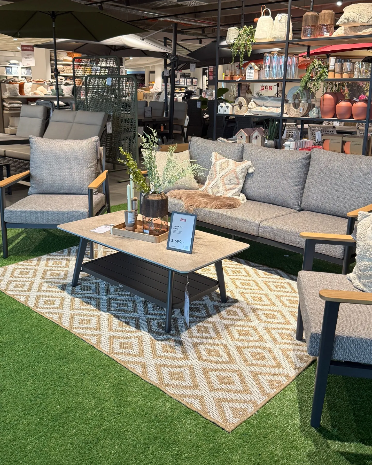 18042923657742780 Die ersten Highlights stehen schon bereit… Neue Lounges, frische Farben, moderne Dining-Sets und ganz viel Sommer-Feeling.☀️ Noch vor der offiziellen Eröffnung geben wir euch einen kleinen Vorgeschmack auf das, was kommt. Und glaubt uns: Das wird richtig schön.🪴✨🤭 #begeistern #wohnen #buss #oldenburg #wiesmoor #herbartgang #moinGarten #gartenmöbel #busswohnen #sommergefühle #terrassenglück #outdoorliving