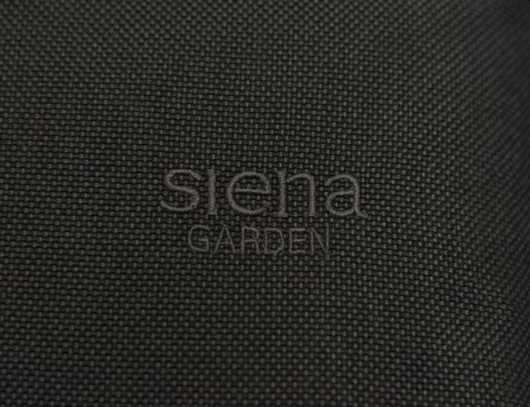 Auflage MUSICA in grau, Gartenbeutel, Stoffstruktur, Logo-Stickerei, schwarzes Gewebe, Stickdetail