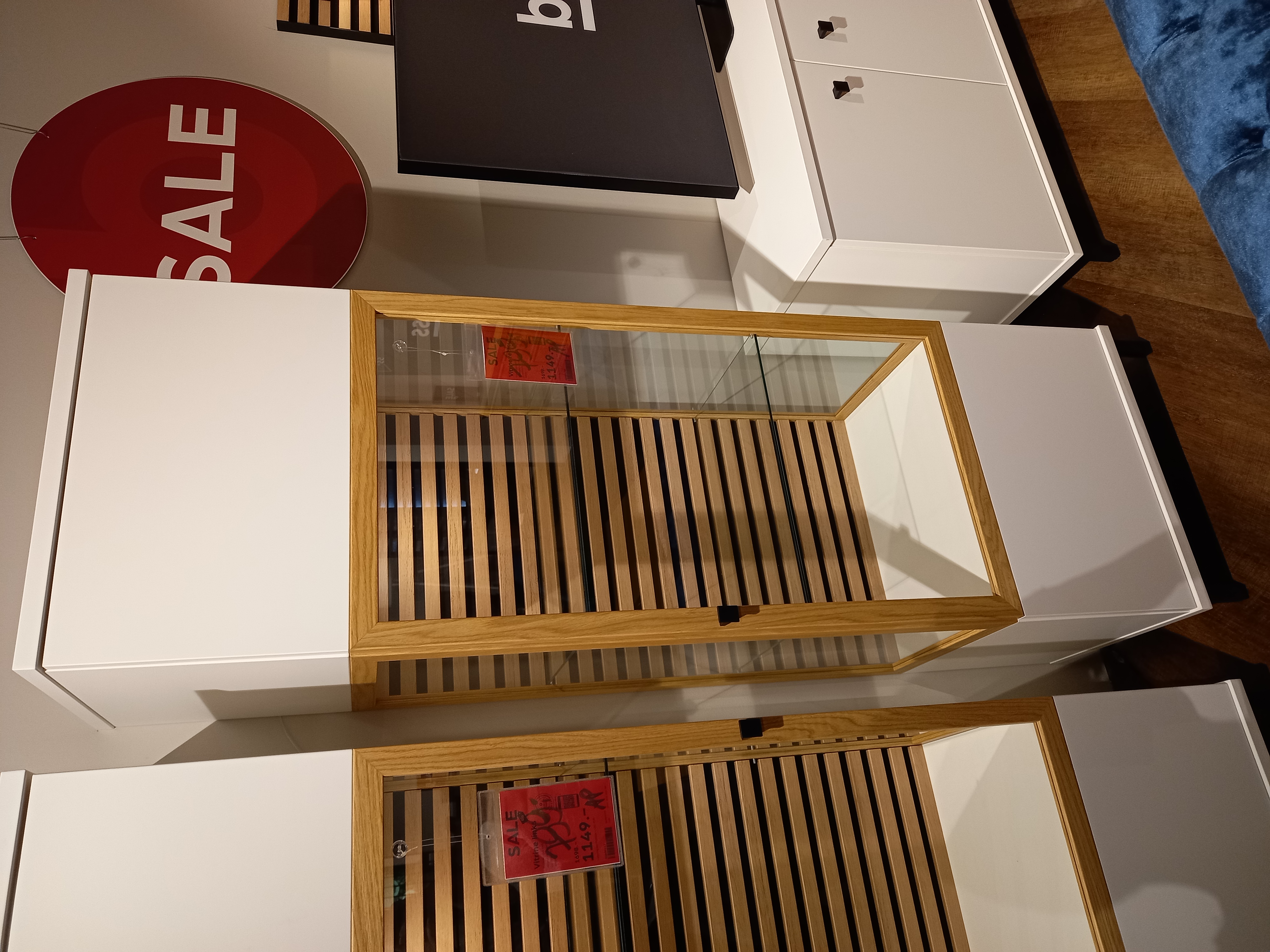 Vitrine rechts in Wehrsdorfer Vitrine rechts in Farbe Front/Korpus weiß, Innenarchitektur, Holz, Mobiliar, Tabelle, Person