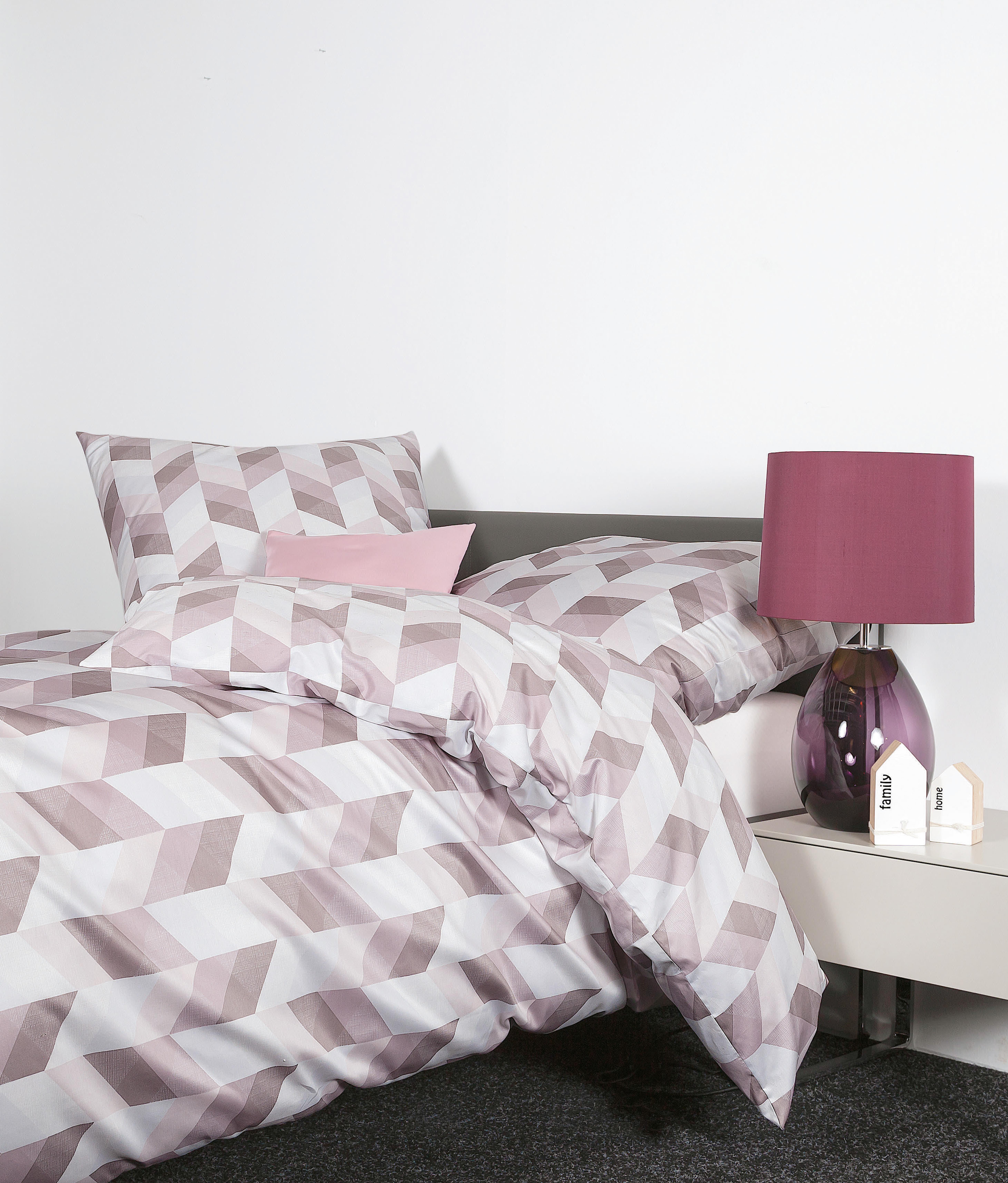 Janine Design Bettwäsche-Set 135x200cm MOMENTS in Farbe Mauve, Bettwäsche, Geometrisches Muster, Helio-Lila, Kissenbezug, Nachttischlampe