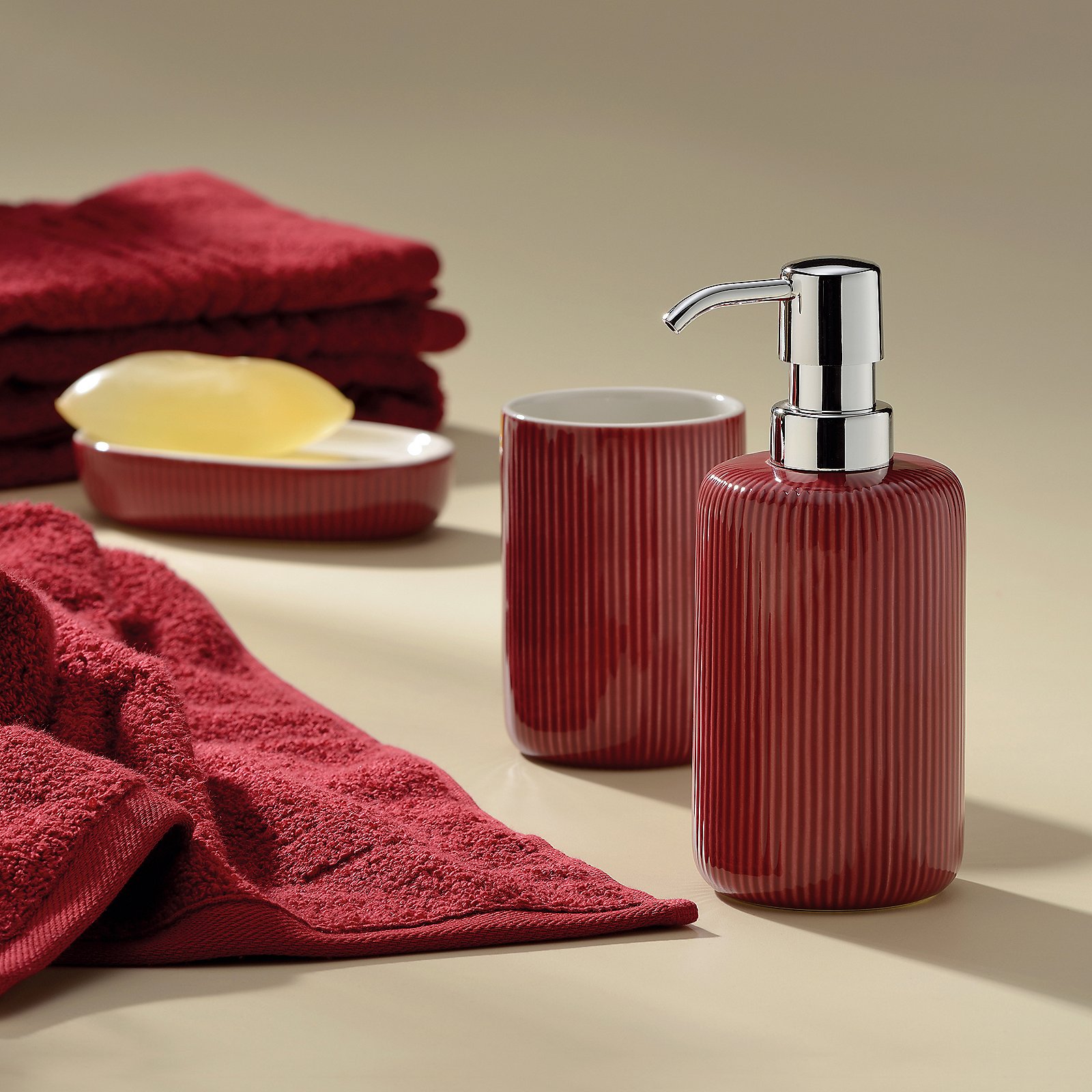 Kela Becher AVA in Farbe himbeerrot, Sinken, Waschbeckenhahn, Flasche, Tasse