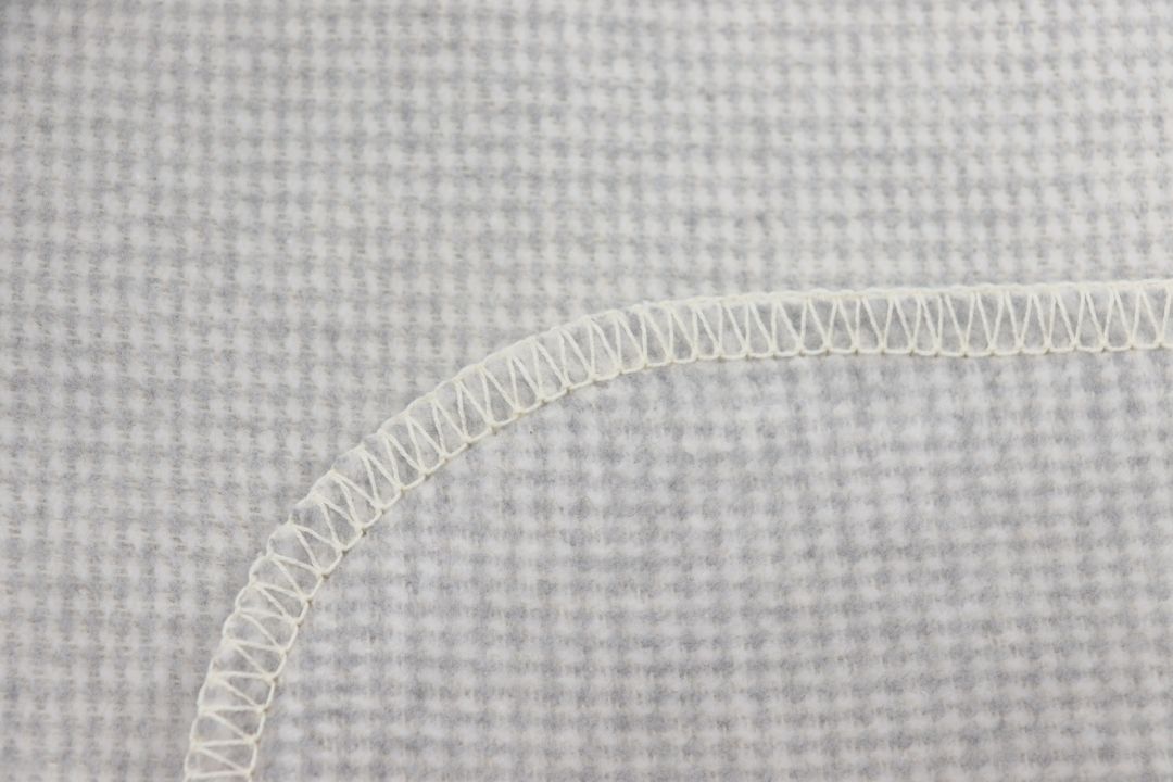 Biederlack Decke ca. 150x200cm in Farbe Pearl Grey Biederlack Decke ca. 150x200cm in Farbe Pearl Grey, Stitching, Overlock, Hemming, Textile, Fabric pattern