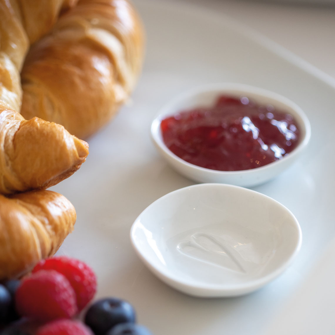 Schälchen GUTEN APPETIT in Farbe weiß, Croissant, Brot, Beeren, Himbeeren, Marmelade