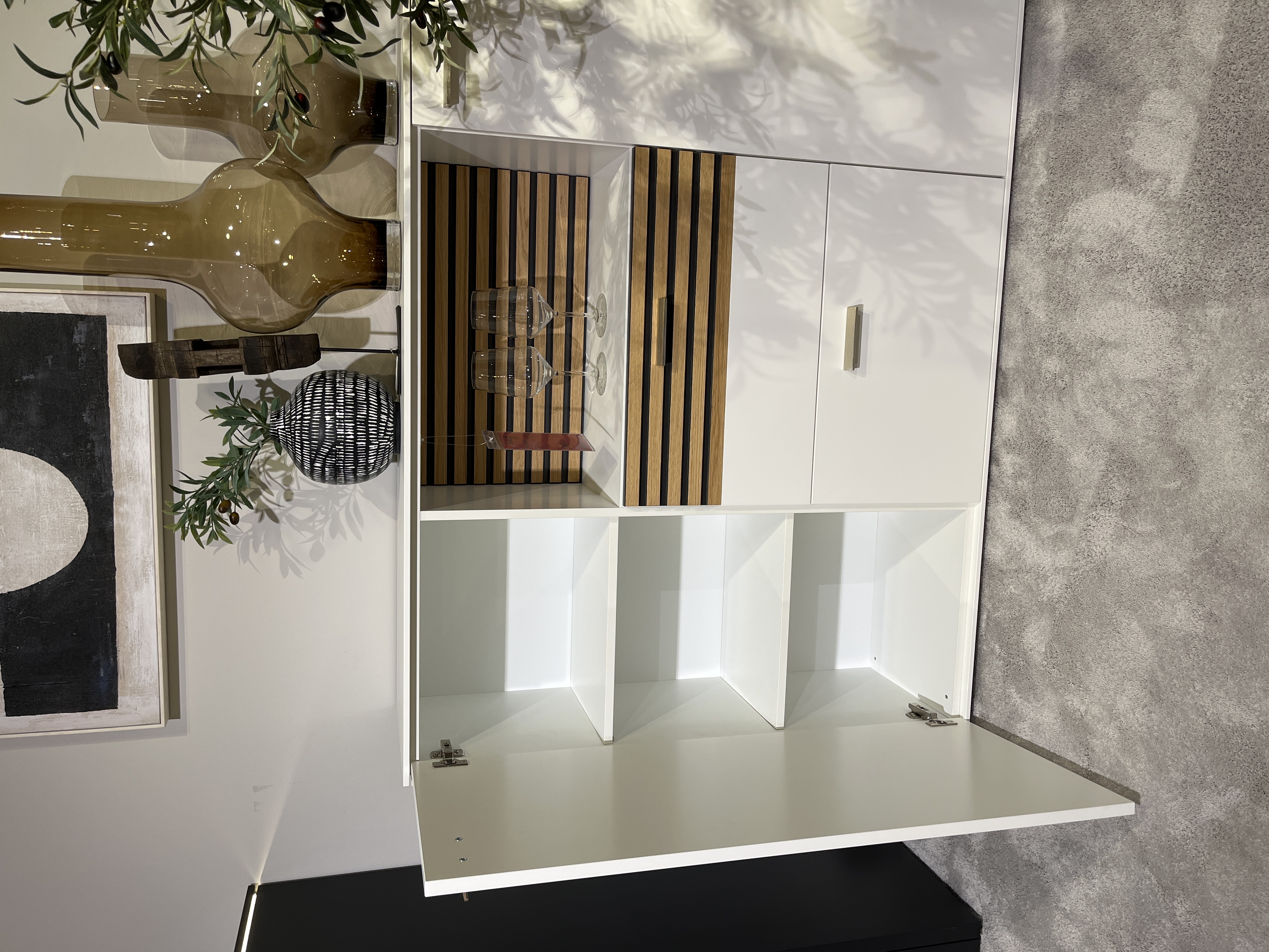 Interliving Highboard in Front+Korpus Polarweiß, Wohnwand, Vitrine, Regal, Holz Akzente, Metallgriff
