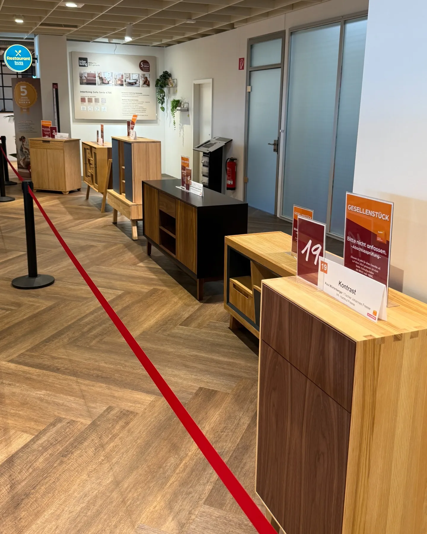 🪚 Handwerk, Kreativität und jede Menge Leidenschaft unter einem Dach! @handwerk.oldenburg  Bei uns in Oldenburg könnt ihr aktuell die Gesellenstücke der Tischlerinnen und Tischler bestaunen – jedes Stück ein echtes Unikat. 👏✨  Und das Beste: Ihr entscheidet mit! 🏆 Bonus: Stimme für deinen Favoriten beim Publikumsvoting vor Ort ab und gewinne mit etwas Glück einen 100€-buss-Gutschein. 🍀  #begeistern #wohnen #buss #oldenburg #Gesellenstücke #Tischlerhandwerk #Publikumspreis #HandwerkMitLeidenschaft #Tischler #Ausstellung