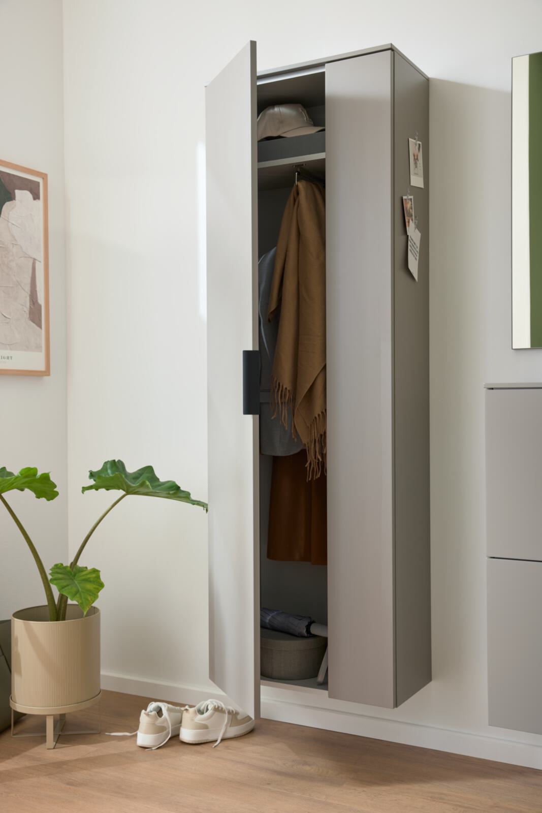 Kleiderschrank in Front/Korpus graubeige lack 18