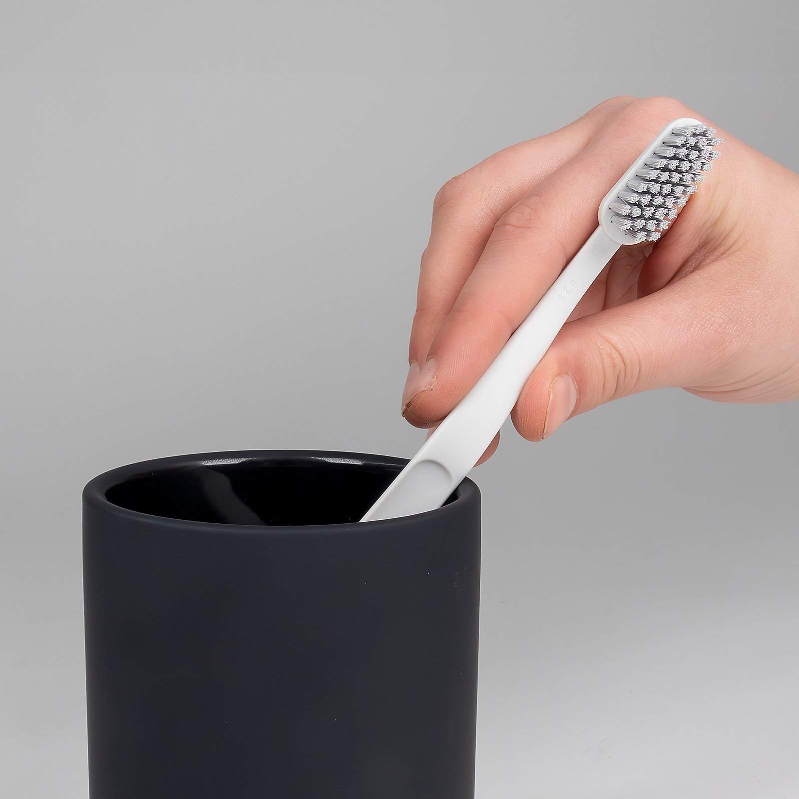 Kela Becher SANA in Farbe Schwarz, Zahnbürstenhalter?, Zahnzwischenbürste?, Schwarzer Becher, Schallzahnbürstenkopf, Hygiene-Set