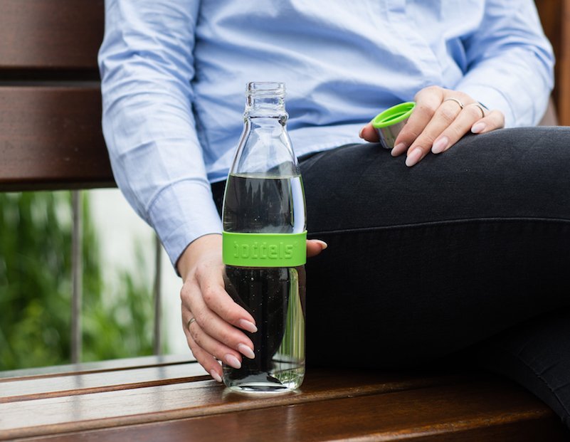 boddels Trinkflasche Dree 650ml in Apfelgrün mit Neoprentasche
