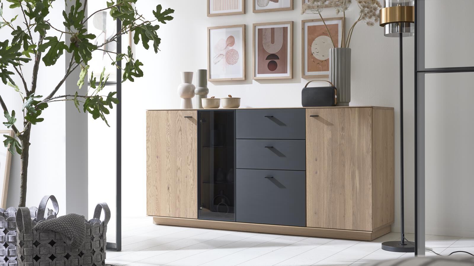 Interliving Sideboard IL 2025 in Front Wildeiche massiv, Korpus Wildeiche furniert Interliving Sideboard IL 2025 in Front Wildeiche massiv, Korpus Wildeiche furniert