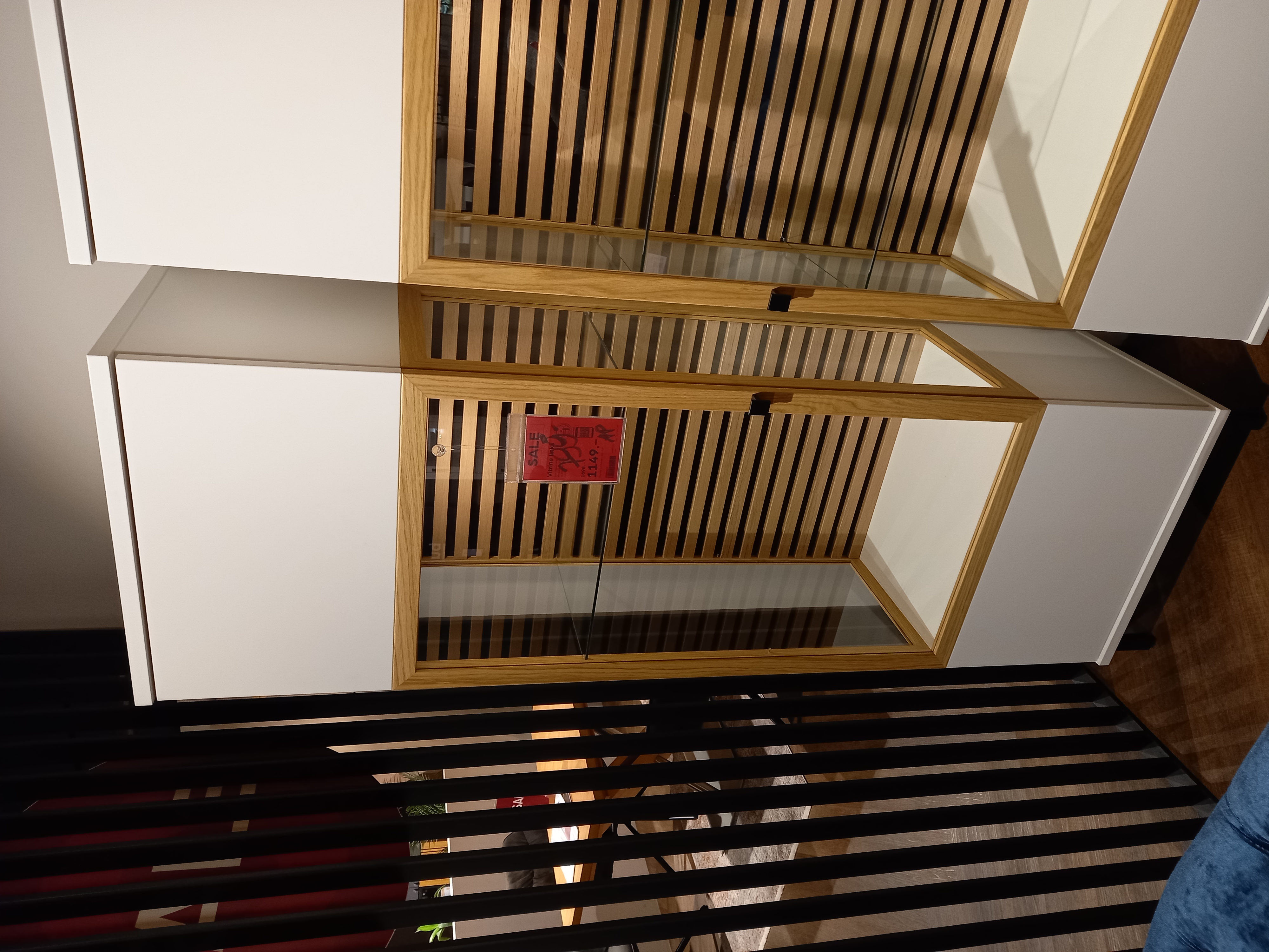 Vitrine links in Wehrsdorfer Vitrine links in Farbe Front/Korpus weiß, Drinnen, Innenarchitektur, Treppe, Handlauf, Holz