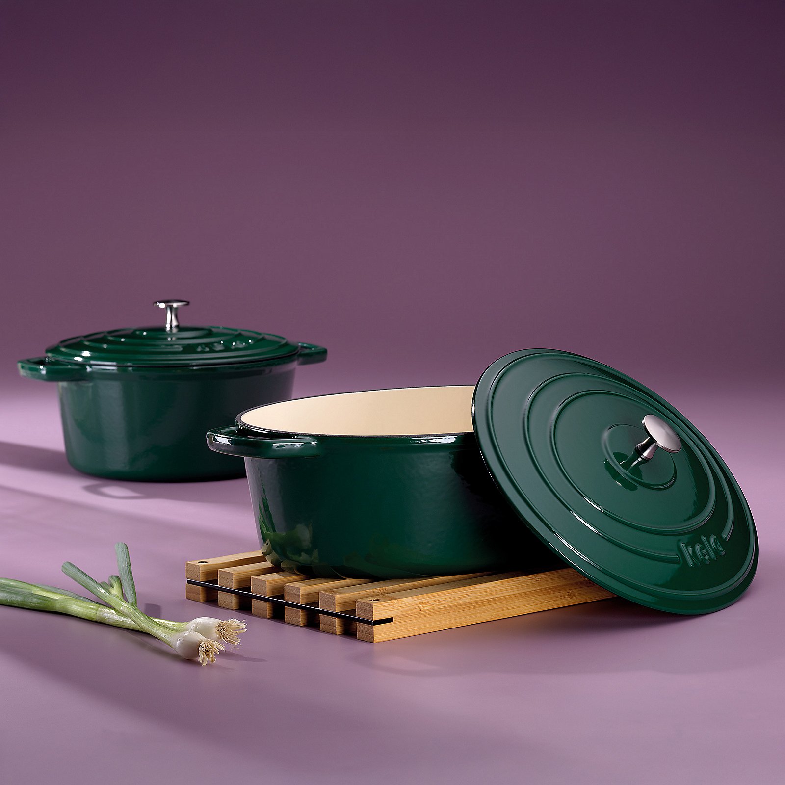 Kela Bräter oval 6L CALIDO in Smaragdgrün, Kochtopf, Gusseisen, Grün, Pfannenserie, Deckel, Kochtopf, Stielkasserolle, Emailliert, Grün, PfannenDeckel