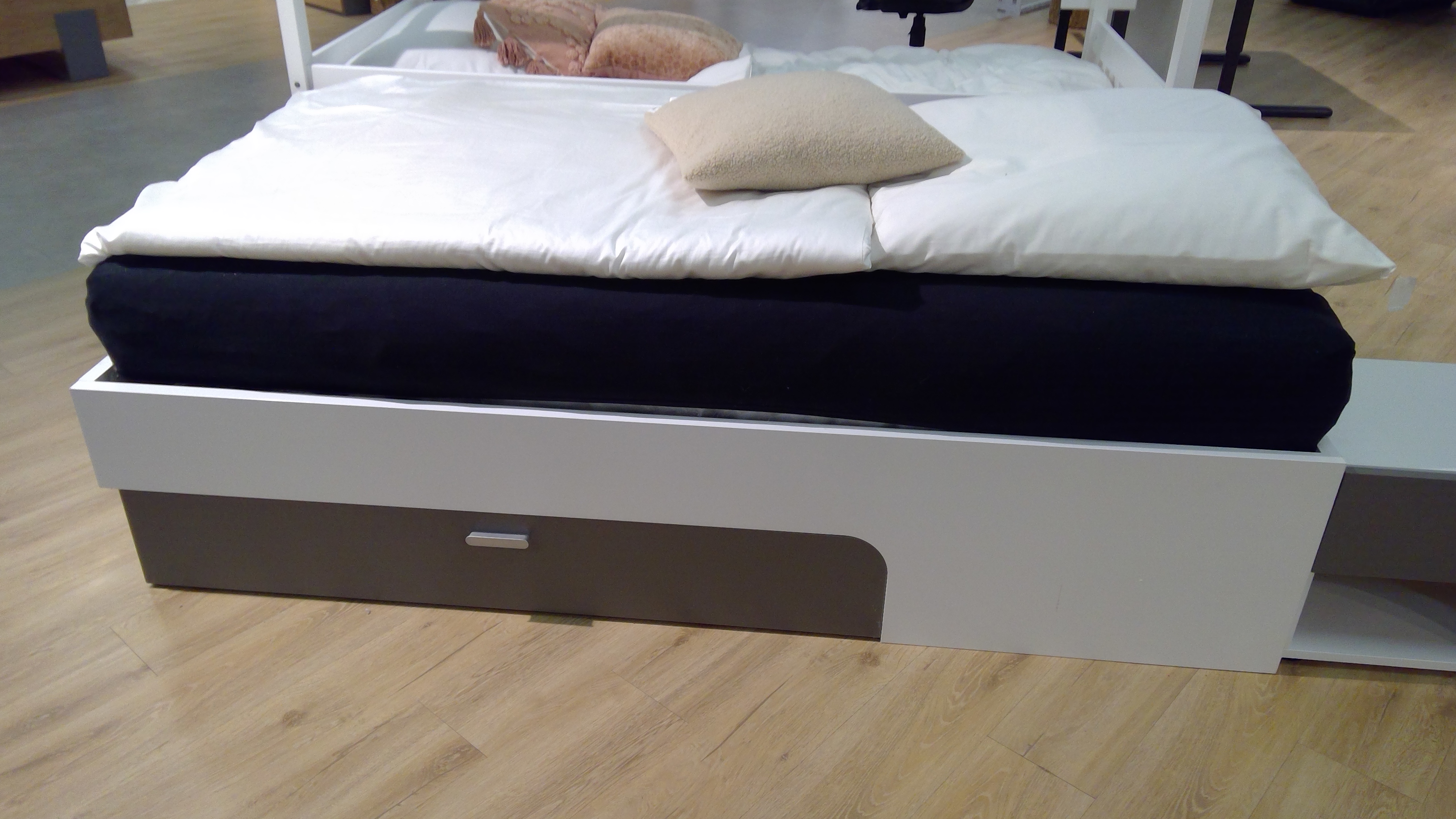 Liege mit Schubkasten in Farbe Korpus alpinweiß, Front fels- Liege mit Schubkasten in Farbe Korpus alpinweiß, Front fels-, Moebel, Bett