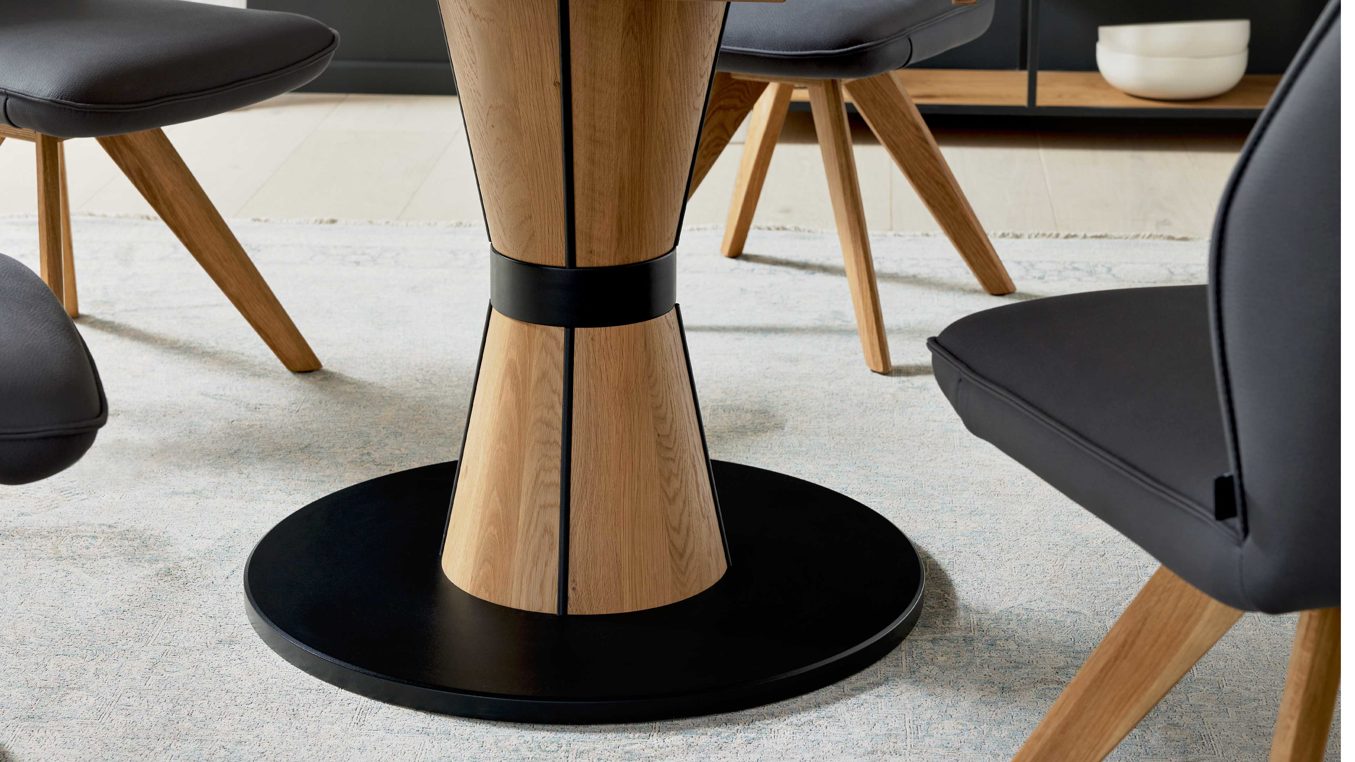 Interliving Esstisch IL 5102 Ø ca. 130cm in Wildeiche massiv geölt/Schwarz, Innenarchitektur, Mobiliar, Tabelle, Holz, Tischplatte